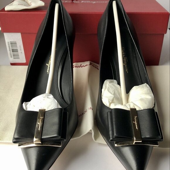 Salvatore Ferragamo Women's Zeri Pointed-Toe Leather Bow Pumps Black - Picture 6 of 12